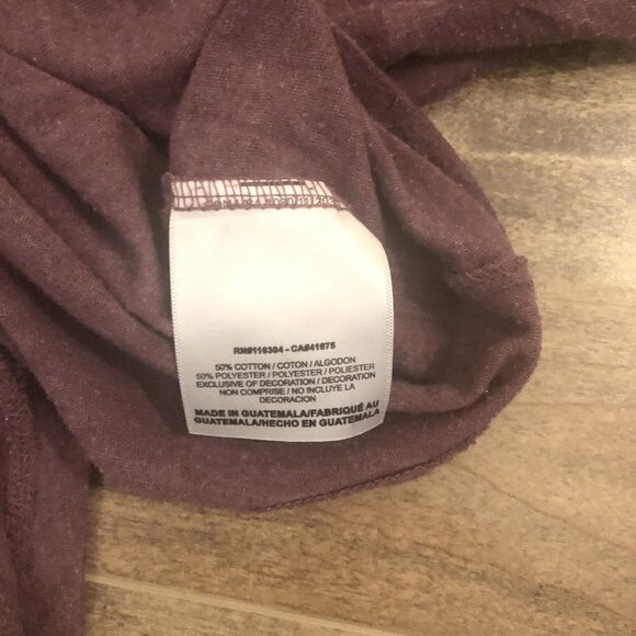 𝅺converse All Star Chuck Taylor Graphic T-shirt Women’s V-Neck Burgundy/Plum - Picture 7 of 7